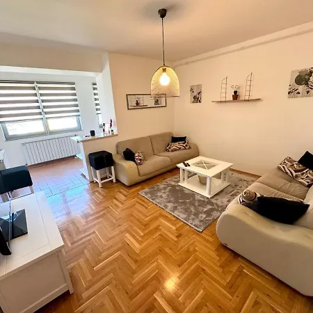 Modern & Complete 2bdr With Free Parking Apartment *