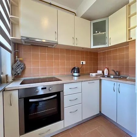 Modern & Complete 2bdr With Free Parking Apartment *