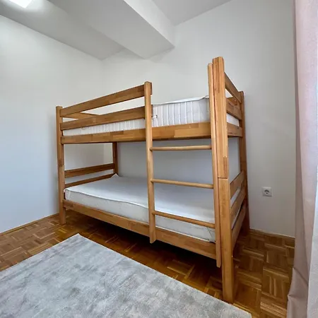 Modern & Complete 2bdr With Free Parking Apartment *