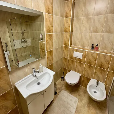 Modern & Complete 2bdr With Free Parking Apartment *